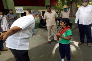 minister-suresh-kumar-intract-with-small-girl