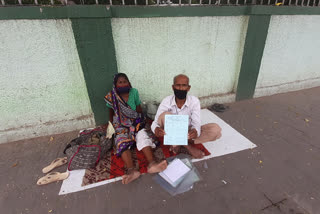 Elderly couple forced to stay on footpath in Delhi