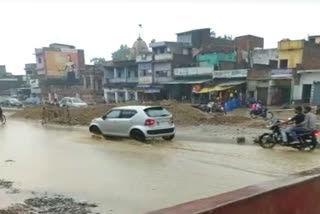 हजारीबाग: मूसलाधार बारिश से घर बना तालाब