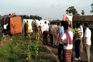 lorry accidnet in visakha dst andapuram natioanl highway one died