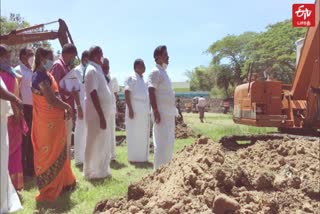 தூர்வாரப்படும் குளத்தை ஆய்வு செய்த அமைச்சர்