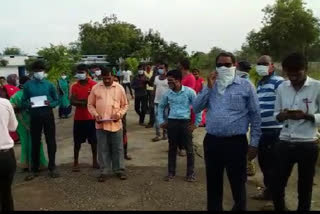 Charaudi villagers give certificates to migrant laborers in janjgir champa