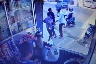 young mans Robbery, young mans Robbery capture, young mans Robbery capture in cctv, ಯುವಕರು ದರೋಡೆ, ಬೆಂಗಳೂರಿನಲ್ಲಿ ದರೋಡೆ ಮಾಡಿದ ಯುವಕರ ಗುಂಪು, ಯುವಕರ ದರೋಡೆ ದೃಶ್ಯ ಸಿಸಿಟಿವಿಯಲ್ಲಿ ಸೆರೆ, ಬೆಂಗಳೂರು ಅಪರಾಧ ಸುದ್ದಿ,