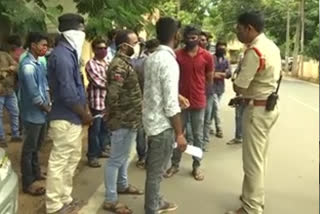 wine shop employees proest at eluru colllectorate office and given memorandum to collector