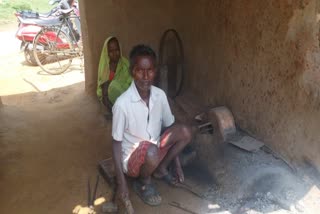 An elderly couple not getting benefit of government schemes in Jamtara