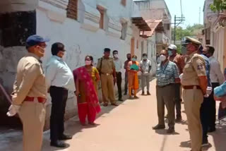 Collector and SP visiting the containment area of Mahemdavad