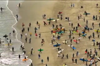 paddle out protest, California surfers join paddle out protest, George Floyd death news, George Floyd death protest, ಪ್ಯಾಡಲ್​ ಔಟ್​ ಪ್ರತಿಭಟನೆ, ಅಮೆರಿಕದಲ್ಲಿ ಪ್ಯಾಡಲ್​ ಔಟ್ ಪ್ರತಿಭಟನೆ, ಜಾರ್ಜ್‌ ಫ್ಲಾಯ್ಡ್‌ ಹತ್ಯೆ, ಜಾರ್ಜ್‌ ಫ್ಲಾಯ್ಡ್‌ ಹತ್ಯೆ ಸುದ್ದಿ,