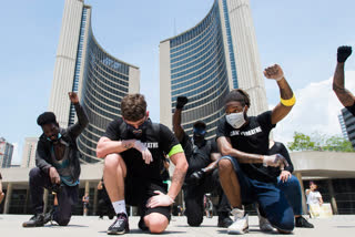 trudeau attends anti-racism rally and takes a knee