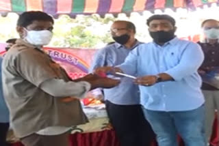 masks distributed to gas delivery boys in vijayaada