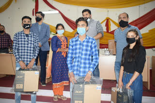 Hansraj distributed laptops to toppers