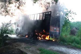 A truck caught fire in Kharkhoda