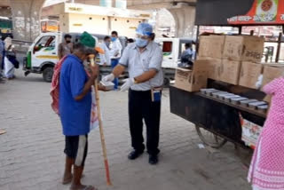 Family Services Trusty distribute food to needy people in Delhi