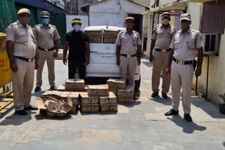 SOUTH-EAST District Police arrested liquor smugglers with 1250 quarter