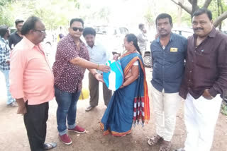 Koppal Artists Welfare Forum distributed kit to Junior Janaki