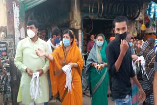 MP Reeti Pathak distributing mask-soap to people