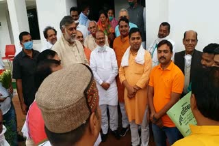 congress-mla-sunil-saraf-targets-on-prahlad-patel-for-not-following-social-distancing-in-amarkantak