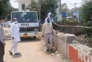 Councilor spraying medicines to prevent illness in Bhati ward