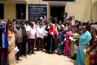 poor people protest against ycp for demolishing indiramma houses at ananthapur