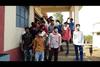 Class 12 students submitted memorandum in Vidisha demanding general promotion