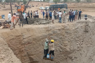 डूंगरपुर की खबर, soil collapse in dungarpur,  आसपुर में कुएं की खुदाई,  आसपुर में दो की मौत,  dungarpur news,  etvbharat news,  rajasthan news