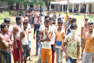 Migrant workers create ruckus at Dhanush Pooja Middle School Quarantine Center in pakur