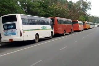 People facing problems due to private buses on road in west delhi