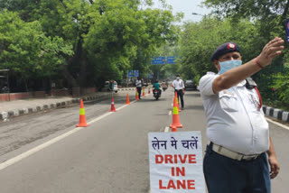 Aurobindo Road is divided into 3 lanes by Delhi Traffic Police.