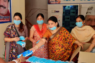 nai subah social organization distributed sanitary pads and masks in Mohan Garden