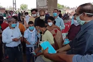 bjp workers distribute masks, धौलपुर न्यूज, बांटे मास्क और सैनिटाइजर, dholpur news