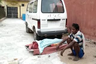 A vehicle crushed a worker in Lohardaga