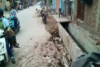 people facing problems due to incomplete work of sewer