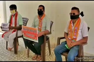 in-mahasamund-activists-led-by-bjp-mp-chunnilal-sahu-protested-by-tying-a-black-ribbon