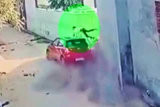 horrific-video-of-car-accident-in-loni-of-up-area-went-viral