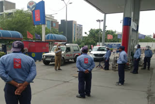 Petrol pump workers will make people aware about corona along with giving petrol on instructions of the police