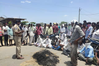 farmers protest to buy grains at kamol