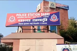 In Delhi, dabri police arrested a mobile theft