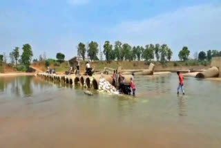 The bridge over Ren river did not build even after four years in surajpur