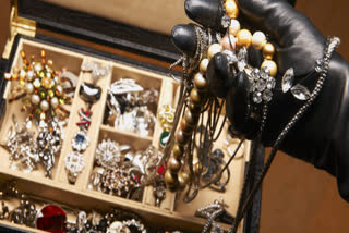 crooks stole jewelery of crore rupees at hauz khas jewelery showroom