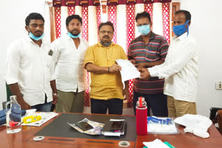 metcore factory union leaders met janasena leader in visakahapatnam and urges to open factory