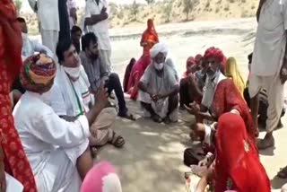 राजस्व मंत्री का जनता दरबार, Revenue minister public hearing under Khejdi tree, Revenue minister harish choudhary latest news, राजस्व मंत्री हरीश चौधरी की खबर