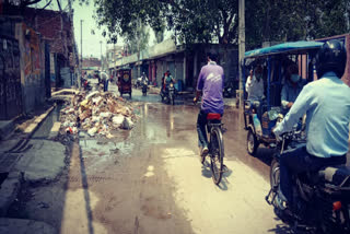 garbage on roadside of Main Road in Sultanpuri delhi