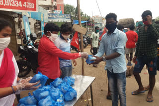 CITU MEMBERS GAVE BUTTERMILK AND BREDS TO MIGRATE WORKERS