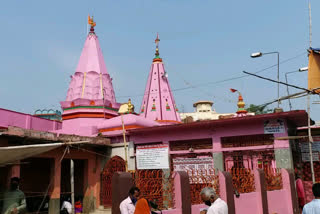 मंदिर परिसर में मास्क वितरित