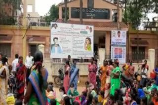 kuppam nrural ladies protest at mandal sachivalayam for drinking water