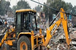dda broke many people houses with bulldozer at malviya nagar