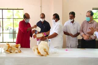 ധനമന്ത്രി ഡോ. ടി.എം തോമസ് ഐസക്ക്  മന്ത്രി ഇ.പി.ജയരാജൻ  തുണി മില്ലുകള്‍ സന്ദര്‍ശിച്ച് മന്ത്രിമാര്‍  കേരള സ്പിന്നിങ് മിൽ  കോമളപുരം കേരള സ്പിന്നേഴ്സ്  ജനതാ മാസ്‌ക്ക് ഉദ്ഘാടനം