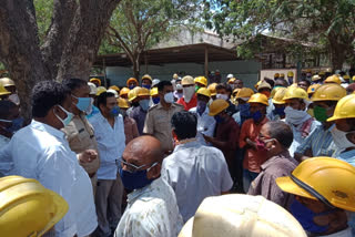 ವೇತನ ನೀಡದ್ದನ್ನು ಖಂಡಿಸಿ ರೊಚ್ಚಿಗೆದ್ದ ಕಾರ್ಮಿಕರು