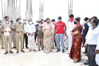 minister sathyavathi rathod visit double bed room houses in mahabubabad district