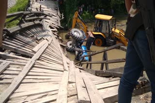 bridge-broke-and-tractor-fell-into-the-river