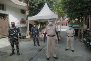 Delhi police is on duty in containment zones